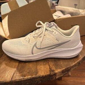 Nike air Zoom Pegasus 40, white/wolf grey-black, size 11 Men’s or 12.5 Women’s